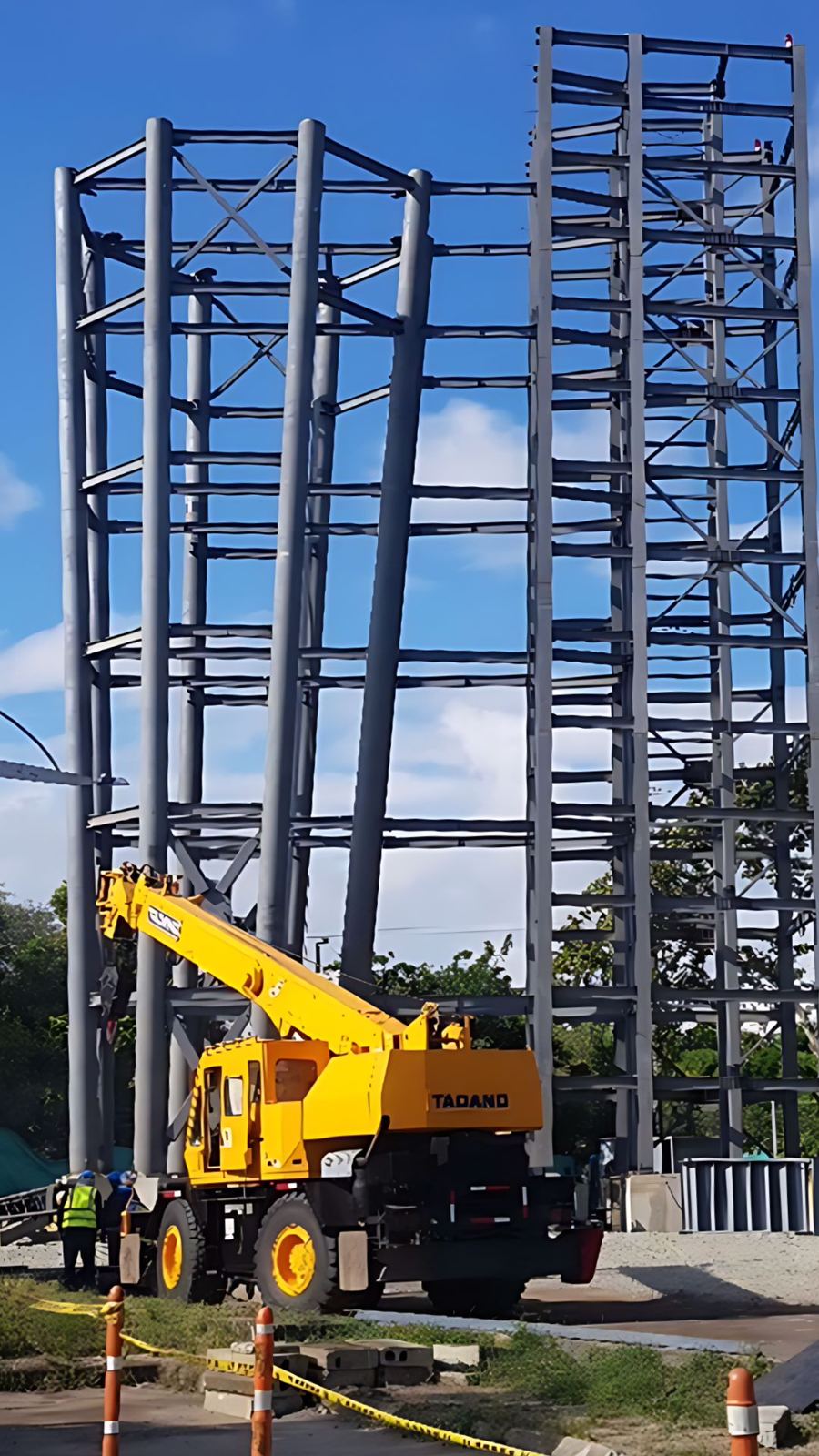 Montaje con grúa de la torre de control del Aeropuerto El Edén
